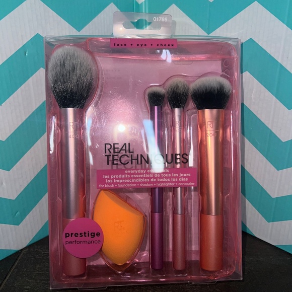 Real Techniques Everyday Essentials Brushes - 5 - NEW - Picture 1 of 2